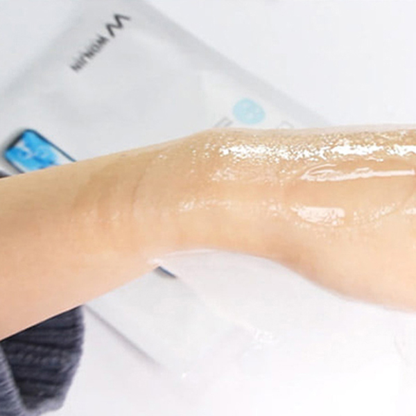 Ampoules of hyaluronic acid moisturizing facial ma